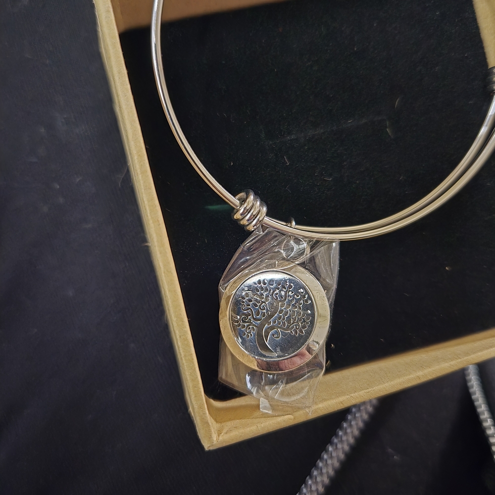 NIB Elegant Silver Tone Tree of Life Aromatherapy Essential Oil Bracelet